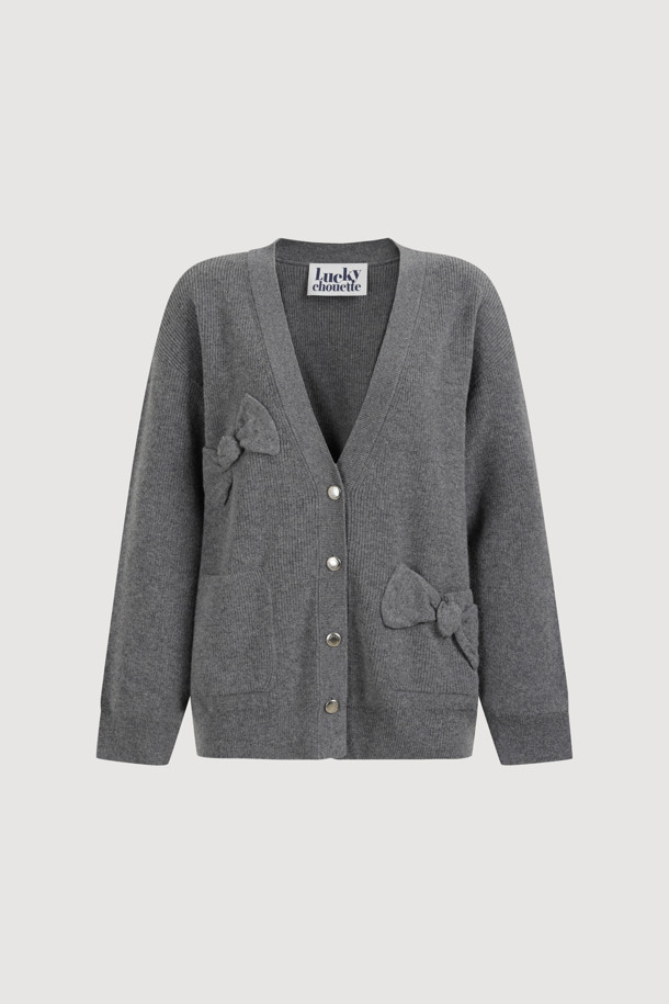 [Re-Order] Ambo 리본 니트 가디건 (멜란지 그레이)는 가을과 겨울에 즐겨 입기 좋은 여성용 니트 가디건입니다. 멜란지 그레이 컬러에 울과 코튼 혼방 소재로 제작되어 부드러운 촉감을 선사하며, 루즈핏으로 편안하게 착용할 수 있습니다. 클래식과 캐주얼 무드를 넘나드는 디자인으로, 입체적인 니팅 리본 디테일과 금속 단추, 주머니 디테일이 특징입니다. 데이트룩, 카페룩, 겨울 데일리룩 등 다양한 TPO에 활용 가능하며, 타이트한 이너와 데님 하의와 함께 스타일리시하게 연출하거나 오버핏 아우터 안에 레이어드하여 따뜻하게 입을 수 있습니다.
