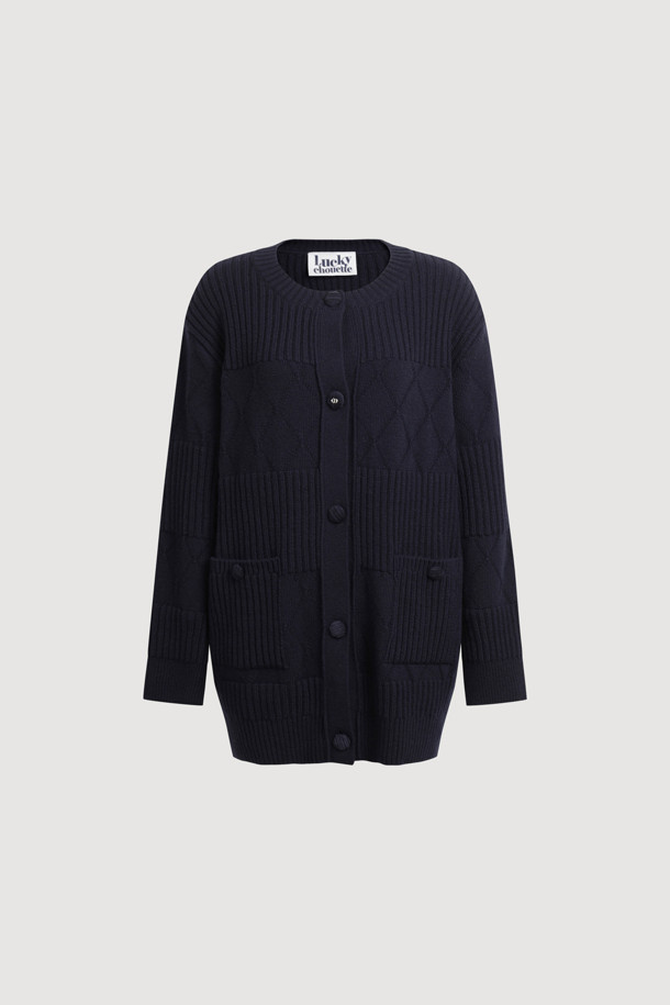 라운드 넥 하프 니트 가디건 (다크 네이비)은 울, 나일론, 캐시미어 혼방 소재로 제작되어 부드러운 촉감과 따뜻함을 선사합니다. 라운드 넥 디자인과 긴 소매 기장, 루즈핏으로 편안한 착용감을 제공하며, 가을, 겨울 시즌 데일리룩, 카페룩, 모임룩에 모두 잘 어울립니다. 클래식, 캐주얼, 미니멀 스타일을 연출하기 좋으며, 하프 기장으로 다양한 하의와 매치하기 용이합니다. 코듀로이 단추 디테일과 빅 아웃포켓이 특징이며, 원피스 위에 레이어드하여 스타일리시하게 연출할 수도 있습니다.
