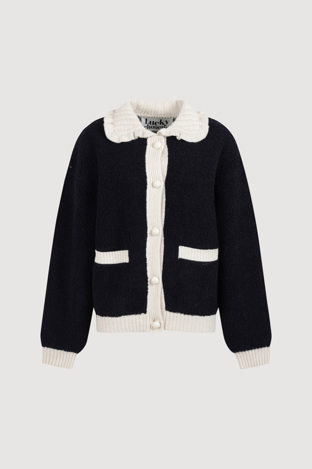 다크 네이비 컬러의 Colored Collar 니트 풀오버입니다. 부드러운 울 소재로 제작되어 가을과 겨울에 따뜻하게 착용할 수 있습니다. 페미닌하고 캐주얼한 무드를 연출하며, 루즈핏과 긴 소매 기장으로 편안함을 더했습니다. 배색 프릴 카라와 금속 버튼, 앞 포켓, 뒷면 그래픽 디자인이 특징입니다. 데이트룩, 모임룩, 캐주얼, 클래식, 미니멀 스타일 모두 소화 가능한 아이템입니다.
