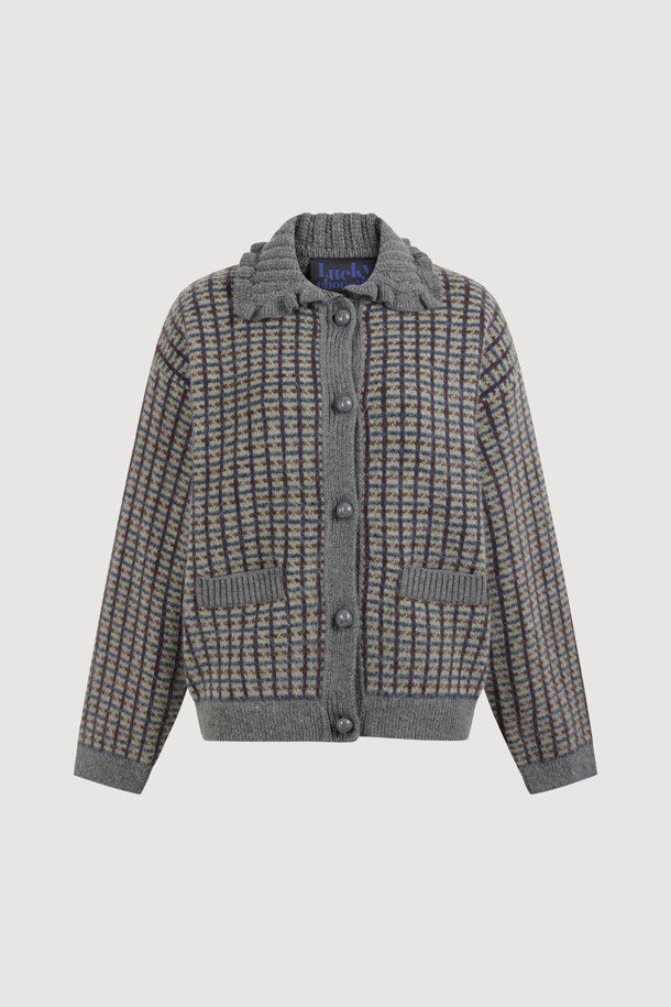 컬러드 카라 체크 니트 가디건 (멀티 컬러)은 울과 앙고라 소재 혼방으로 제작되어 부드러운 촉감과 뛰어난 보온성을 자랑합니다. 가을과 겨울 시즌, 일상에서 페미닌하고 캐주얼한 스타일을 연출하기 좋습니다. 칼라 디테일과 프릴, 금속 단추, 앞 포켓, 블루종 스타일이 돋보이며 루즈핏으로 편안하게 착용 가능합니다. 체크 패턴과 긴 소매 기장으로 세련된 분위기를 더하며, 데이트룩, 모임룩, 출근룩 등 다양한 TPO에 활용할 수 있습니다. 캐주얼, 클래식, 로맨틱 무드를 모두 아우르는 스타일을 완성해 보세요.
