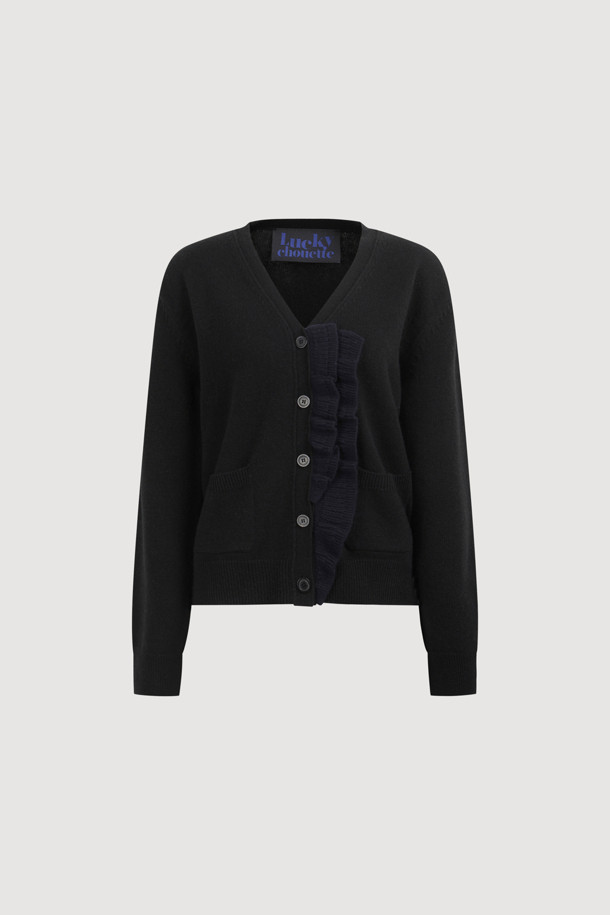 **프릴 브이넥 니트 가디건 (블랙)**

부드러운 촉감의 울, 캐시미어, 나일론 혼방 소재로 제작된 블랙 컬러의 여성용 가을/겨울 니트 가디건입니다. 브이넥 디자인에 앞단 배색 러플 디테일이 더해져 여성스러운 포인트를 더했으며, 넉넉한 루즈핏과 긴 소매 기장으로 편안한 착용감을 선사합니다. 버튼 여밈 방식으로 간편하게 착용할 수 있으며, 데이트룩, 모임룩, 출근룩 등 다양한 TPO에 활용 가능한 베이직 스타일의 아이템입니다. 클래식, 미니멀, 시크한 스타일을 연출하기 좋으며, 스커트와 세트로 착용하여 더욱 세련된 룩을 완성할 수 있습니다.
