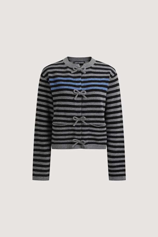 [Re-Order] 스트라이프 리본 니트 가디건은 부드러운 니트 소재로 제작되어 봄, 가을에 착용하기 좋은 여성용 가디건입니다. 라운드넥 디자인에 긴 소매 기장으로, 세미 스탠다드핏으로 편안하게 착용할 수 있습니다. 얇은 두께감과 부드러운 촉감이 특징이며, 히든 스냅 여밈과 리본 디테일이 여성스러운 분위기를 더합니다. 베이직하고 캐주얼한 스타일로, 데이트룩이나 봄 소풍룩에 활용하기 좋으며, 다양한 하의와 코디하여 미니멀, 클래식 스타일을 연출할 수 있습니다.
