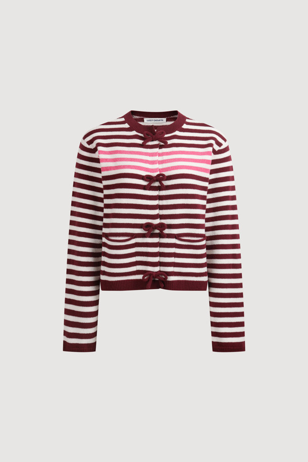 [Re-Order] 스트라이프 리본 니트 가디건은 가을, 겨울 시즌에 어울리는 여성 니트/스웨터입니다. 와인, 화이트 두 가지 컬러로 출시되었으며, 캐주얼, 미니멀, 클래식 스타일을 연출하기 좋습니다. 부드러운 촉감의 니트 소재에 라운드넥, 긴소매, 중간 두께로 디자인되었고, 세미 스탠다드핏으로 편안하게 착용 가능합니다. 히든 스냅 여밈과 리본 디테일이 돋보이며, 데이트룩 또는 모임룩에 활용하거나, 아우터 안에 이너로도 활용할 수 있어 실용적입니다. 다양한 하의와 코디하여 폭넓은 스타일을 연출해보세요.
