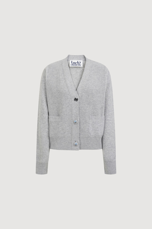 멜란지 그레이 컬러의 자수 디테일 브이넥 니트 가디건입니다. 울과 나일론 혼방 소재로 제작되어 포근하면서도 가벼운 착용감을 선사합니다. 세미 루즈핏에 크롭 기장으로, 캐주얼하고 베이직한 스타일을 연출하며, 플라워 모티브 단추와 조직감 디테일이 돋보입니다. 긴소매 디자인으로 가을, 겨울철 데이트룩이나 모임룩에 활용하기 좋으며, 레이어드 스타일링으로 다양한 분위기를 연출할 수 있습니다.
