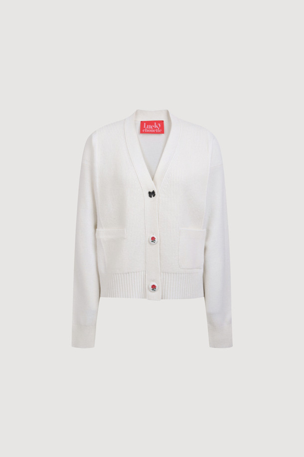 아이보리 컬러의 자수 디테일 브이넥 니트 가디건입니다. 울과 나일론 혼방 소재로 제작되어 포근함과 가벼운 촉감을 선사하며, 가을, 겨울 시즌에 안성맞춤입니다. 세미 루즈핏으로 편안하게 착용 가능하며, 플라워 모티브 단추와 좌우 포켓 디자인, 소매/등판/앞판의 서로 다른 조직감이 돋보입니다. 브이넥 라인으로 다양한 이너와 레이어드하여 데이트룩, 모임룩, 클래식, 미니멀, 캐주얼 스타일 모두 연출할 수 있습니다.
