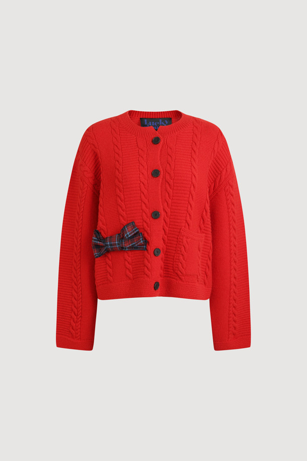 [Re-Order] 체크 리본 라운드 넥 니트 가디건 (레드)는 포근한 울 소재로 제작되어 가을, 겨울 시즌에 따뜻하게 착용하기 좋은 여성 니트 가디건입니다. 체크 패턴과 리본 장식이 걸리시한 무드를 더하며, 라운드 넥과 긴 소매 디자인으로 부드러운 촉감을 선사합니다. 넉넉한 루즈핏과 코쿠닝 실루엣으로 편안함을 강조하며, 데이트룩, 모임룩 등 다양한 TPO에 캐주얼, 클래식, 걸리시 스타일로 연출하기 좋습니다. 두꺼운 두께감의 케이블 조직 니트로 제작되어 따뜻함과 스타일을 동시에 잡았습니다.
