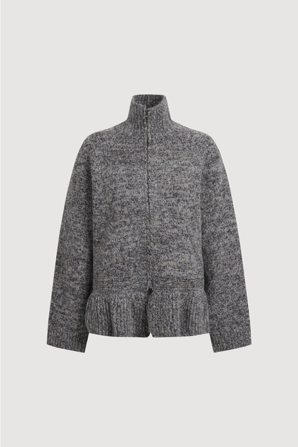 세련된 자수 디테일이 돋보이는 "자수 포인트 집업 니트 가디건 (그레이)"입니다. 부드러운 니트 소재와 두꺼운 두께감으로 따뜻하고 포근한 착용감을 선사하며, 래글런 소매와 페플럼 디자인으로 여성스러운 실루엣을 연출합니다. 하이넥 디자인과 금속 지퍼, 밑단 러플, 로고 자수, 핸드메이드 자수 등 섬세한 디테일들이 유니크한 스타일을 완성합니다. 캐주얼, 클래식, 미니멀 스타일 모두 소화 가능하며 모임룩으로도 활용하기 좋습니다. 쌀쌀한 가을, 겨울 시즌에 폭넓게 활용할 수 있는 실용적인 아이템입니다.
