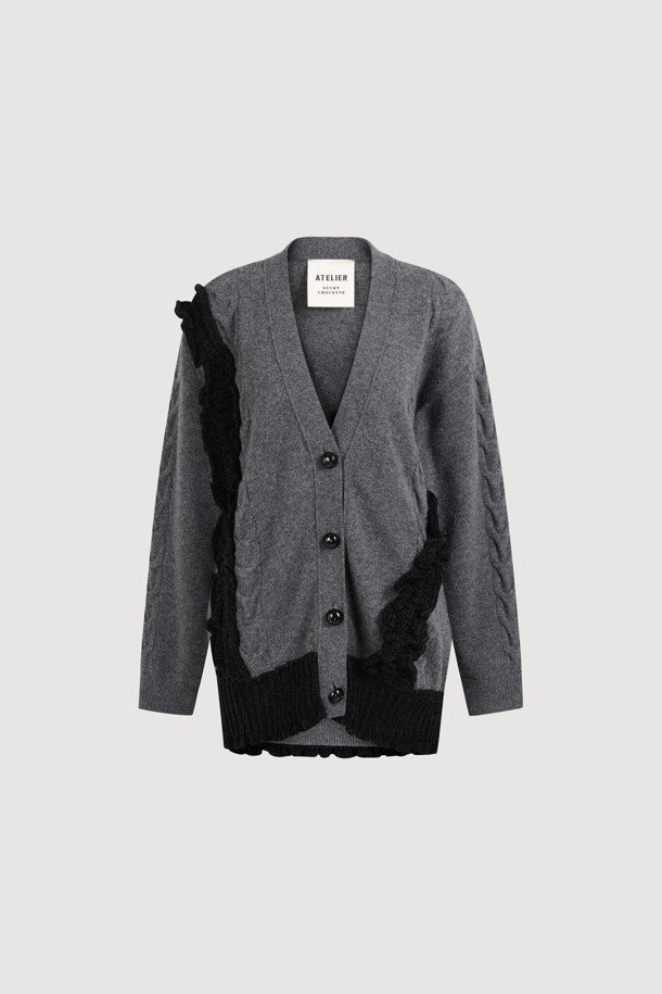 [Atelier] 벨벳 프릴 V넥 가디건 (다크 그레이)은 부드러운 울, 캐시미어, 나일론 혼방 소재로 제작되어 가을, 겨울 시즌 따뜻하고 포근하게 착용할 수 있습니다. 루즈핏 디자인에 케이블 조직감과 벨벳 프릴 디테일이 더해져 유니크하면서도 클래식한 분위기를 연출합니다. V넥 라인과 긴 소매 기장으로 여성스러운 실루엣을 강조하며, 고급스러운 개발 금속 단추로 포인트를 더했습니다. 겨울 데일리룩, 모임룩, 데이트룩 등 다양한 TPO에 맞춰 클래식, 미니멀, 시크한 스타일을 완성해보세요.
