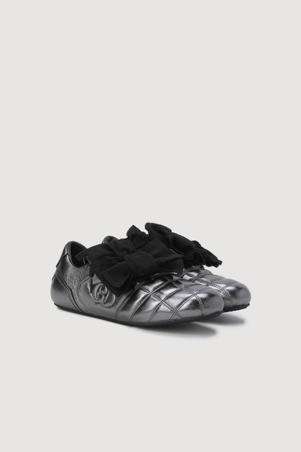 리본 장식 레더 스니커즈(실버)는 편안함과 스타일을 모두 갖춘 여성용 운동화입니다. 부드러운 가죽 소재로 제작되어 고급스러운 느낌을 주며, 라운드 앞코와 플랫 굽으로 편안한 착용감을 선사합니다. 실버 컬러에 리본 장식이 더해져 캐주얼하면서도 클래식한 무드를 연출하며, 가벼운 무게감으로 일상생활에서 부담 없이 착용하기 좋습니다. 동네 마실, 산책, 카페 등 다양한 TPO에 맞춰 미니멀한 스타일을 완성해 보세요. 봄, 여름, 가을 계절에 활용할 수 있는 데일리 아이템입니다.
