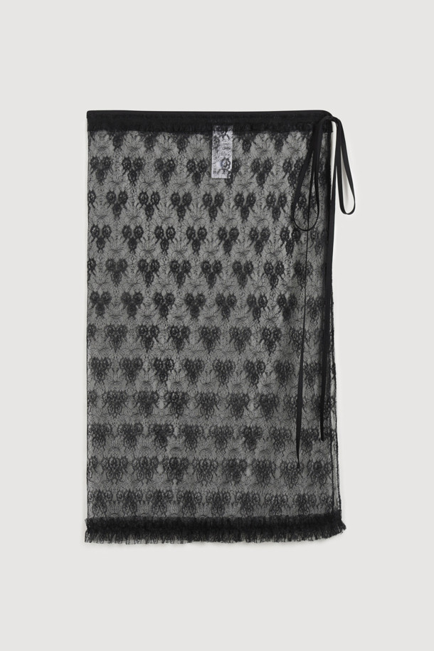 레이스 메쉬 랩 스커트(블랙)는 여성스러운 매력을 강조하는 캐주얼 스커트입니다. 봄, 여름 시즌에 어울리는 얇은 두께감과 플라워, 레이스 무늬가 특징이며, 유니크하고 클래식한 스타일을 연출합니다. 랩 스타일의 덧장 스커트로, 프릴 디테일과 배색 끈 여밈, 레이어드 스타일이 돋보입니다. 데이트룩, 카페룩, 모임룩 등 다양한 TPO에 활용 가능하며, 클래식, 로맨틱, 캐주얼 스타일을 즐기는 분들께 추천합니다. 오픈 클로징이 가능하여 편안하게 착용할 수 있습니다.
