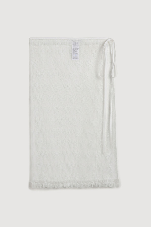 레이스 메쉬 랩 스커트(아이보리)는 로맨틱하고 클래식한 무드를 연출하는 여성용 스커트입니다. 플라워 패턴 레이스와 부드러운 촉감의 메쉬 소재가 어우러져 봄, 여름 시즌에 시원하고 여성스러운 분위기를 선사합니다. 랩 스타일 디자인으로 허리 라인을 강조하며, 배색 끈 여밈과 프릴 디테일이 사랑스러운 포인트를 더합니다. 덧장 스커트 형태로 안심하고 착용할 수 있으며, 데이트룩, 카페룩, 모임룩 등 다양한 TPO에 활용 가능합니다.  오픈 클로징이 가능하며, 올뜯김이나 미어짐에 유의하여 착용해주세요.
