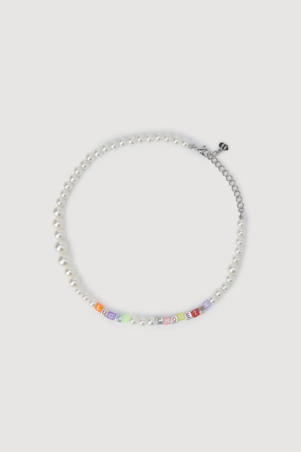 크기가 다른 진주와 다양한 컬러 레터링 비즈의 조화가 돋보이는 Lettering Point Pearl Necklace입니다. 캐주얼부터 페미닌까지, 어떤 스타일에도 잘 어울리는 데일리 목걸이로, 단독 또는 레이어드하여 다채로운 연출이 가능합니다. 럭키슈에뜨 전용 패키지로 제공되어 소장 가치를 더합니다.
