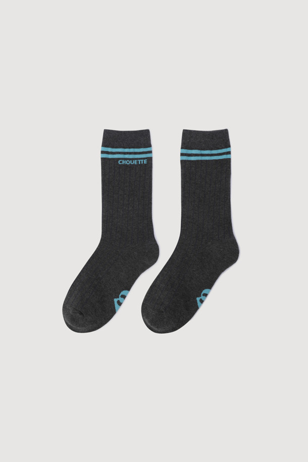 다크 그레이 컬러의 Ankle Ringle 골지 양말입니다. 면 소재로 제작되었으며, 발목 상단 링글 디테일과 바닥 엠블럼 자카드 디자인이 특징입니다. 일상 생활에서 편안하게 착용할 수 있는 아이템입니다.
