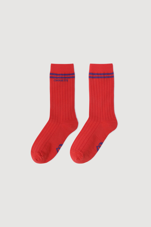 Ankle Ringle Ribbed Socks(red)는 면 소재로 제작된 남녀 공용 양말입니다. 발목 상단 링글 디테일과 바닥 엠블럼 자카드, 골지 패턴이 캐주얼한 스타일을 연출하며 사계절 내내 착용하기 좋습니다. 레드와 네이비 두 가지 컬러로 만나보세요.
