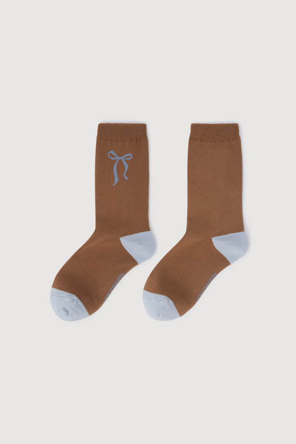 리본 포인트 삭스(브라운)는 면 소재로 제작되어 편안한 착용감을 선사합니다. 은은한 브라운 컬러에 리본 직조 포인트가 더해져 캐주얼하면서도 사랑스러운 분위기를 연출합니다. 앞뒤꿈치 배색 디자인으로 포인트를 더했으며, 동네 마실룩이나 산책룩에 매치하기 좋습니다. 미니멀한 스타일을 선호하는 분들께 추천하며, 일상에서 폭넓게 활용할 수 있습니다. 단품으로 구성되어 있습니다.
