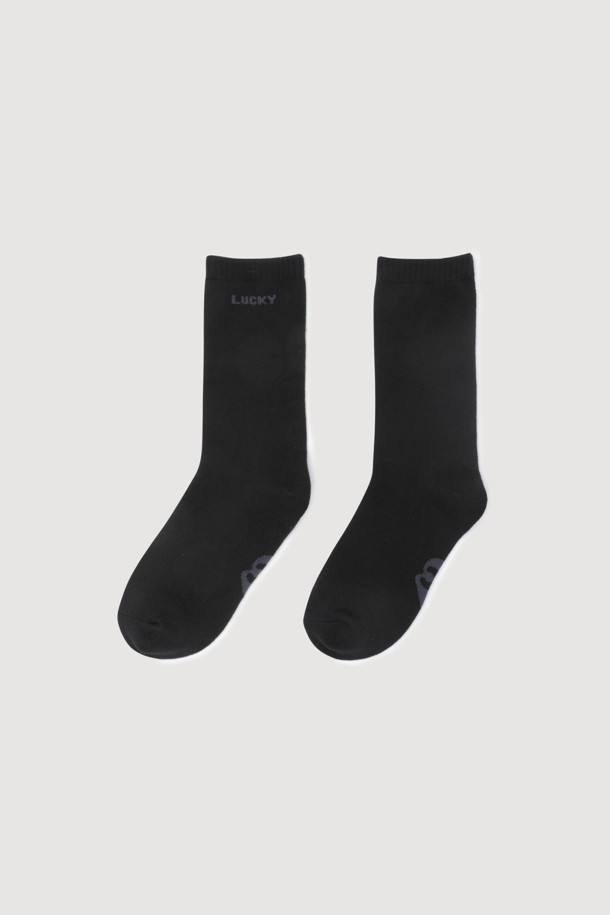 레터링 포인트 삭스(블랙)는 데일리룩에 활용하기 좋은 양말입니다. 발목 상단 레터링 포인트와 바닥 엠블럼 모티브 자카드 디테일이 특징이며, 캐주얼 및 미니멀 스타일을 연출하기 좋습니다. 면 소재로 제작되어 편안한 착용감을 선사하며, 동네 마실룩에 적합합니다. 블랙 컬러의 단품으로 제공됩니다.
