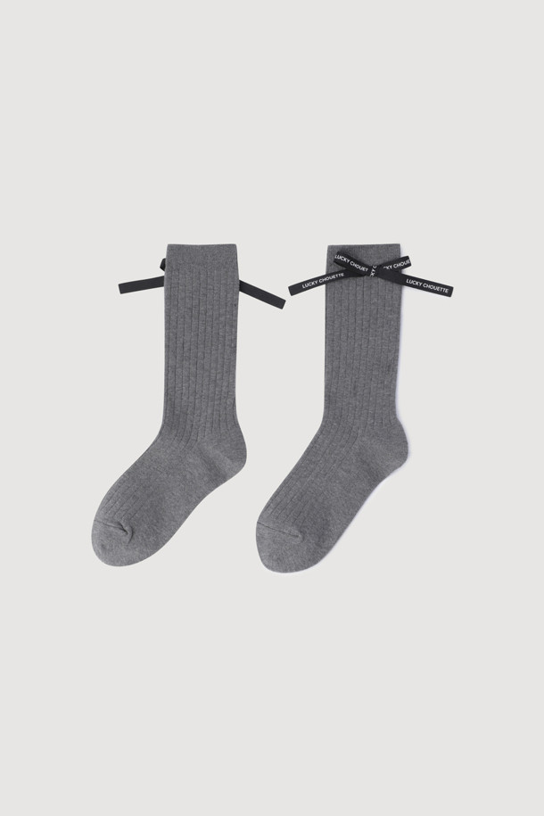 리본 포인트 골지 양말(grey)는 여성용으로, 부드러운 면 소재로 제작되어 편안한 착용감을 선사합니다. 미니멀하고 캐주얼한 스타일을 연출하기 좋으며, 일상생활에서 활용하기 좋습니다. 그레이 컬러에 골지 패턴으로 포인트를 주고, 사랑스러운 리본 디테일이 돋보입니다. 단품으로 제공됩니다.
