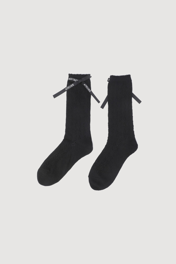 [Re-Order] 에이-리본 데코레이션 루미 삭스(A-Ribbon Decoration Roomy Socks)는 캐주얼하고 미니멀한 스타일을 추구하는 분들을 위한 양말입니다. 발목 상단에 레터링 리본 디테일이 사랑스러운 포인트를 더하며, 부드러운 코튼 소재로 제작되어 편안한 착용감을 선사합니다. 조직감이 돋보이는 패턴과 얇은 두께로 사계절 내내 활용 가능하며, 동네 마실룩이나 집콕룩에 잘 어울립니다. 블랙 컬러로 어떤 옷에도 매치하기 쉬워 데일리 아이템으로 추천합니다.
