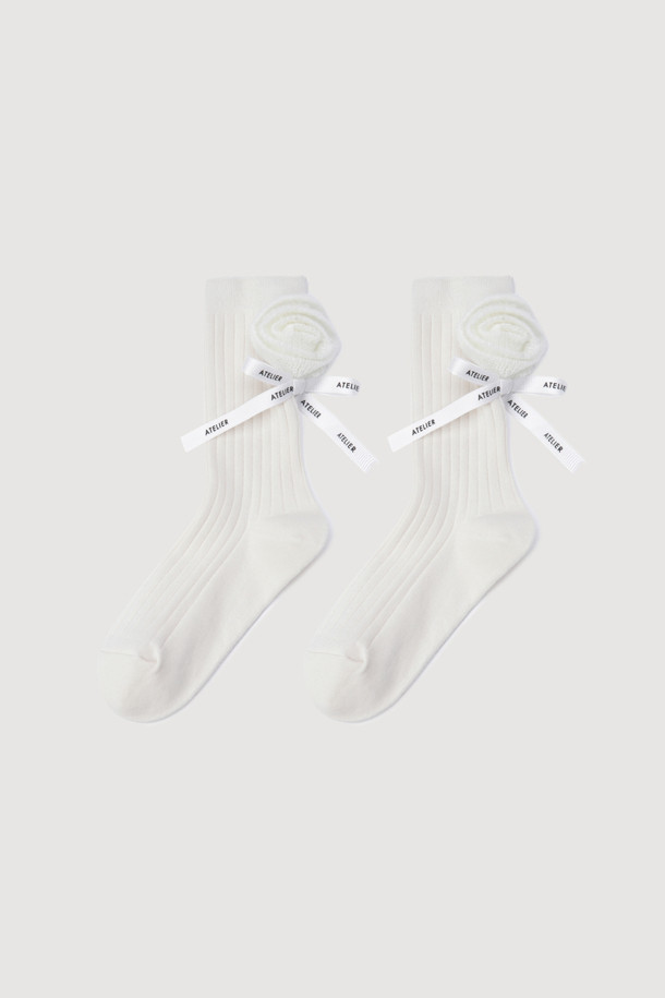 A-플라워 모티브 삭스(아이보리)는 부드러운 면 소재로 제작되어 편안한 착용감을 선사합니다. 플라워 패턴과 골지 디자인, 그리고 리본과 니트 테이프 디테일이 돋보이는 포인트 양말입니다. 얇은 두께감으로 사계절 내내 활용 가능하며, 캐주얼, 클래식, 미니멀 스타일 모두에 매치하기 좋습니다. 산책룩, 동네 마실룩, 집콕룩 등 다양한 TPO에 맞춰 활용해보세요. 아이보리 컬러로 어떤 룩에도 은은하게 포인트를 더해줍니다.
