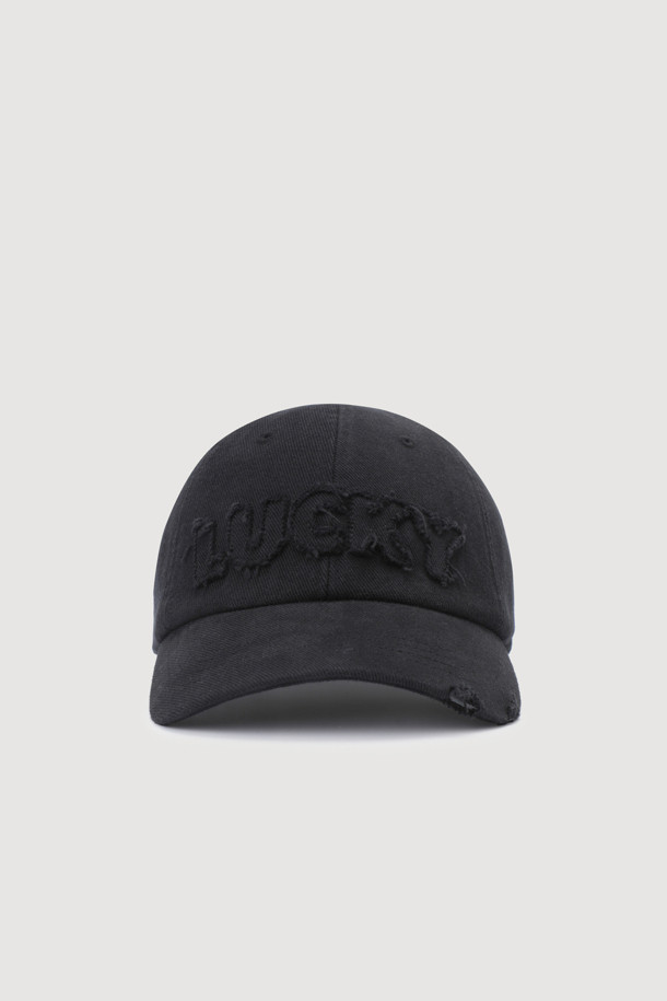 레터링 포인트 워싱 볼캡(블랙)은 캐주얼과 미니멀 스타일을 선호하는 분들을 위한 모자입니다. 부드러운 면 소재로 제작되어 편안한 착용감을 제공하며, 워싱 기법으로 자연스러운 빈티지 무드를 연출합니다. 챙 넓이와 모자 깊이는 일반적인 형태로, 다양한 스타일과 잘 어울립니다. 전면의 레터링 자수 포인트가 돋보이며, 후면 버클을 통해 사이즈 조절이 가능하여 누구나 편안하게 착용할 수 있습니다. 동네 마실룩, 산책룩, 봄 소풍룩에 안성맞춤인 아이템입니다.
