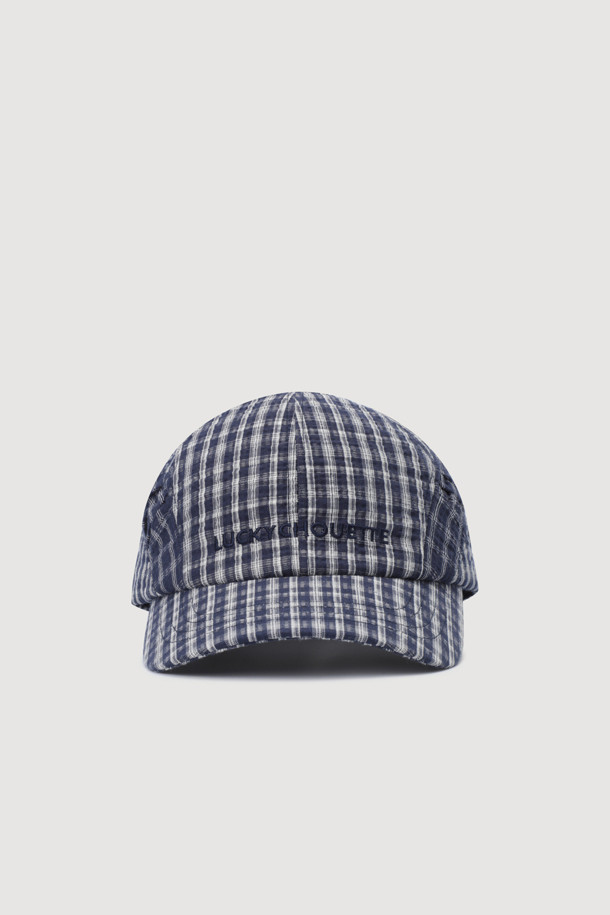 백 스트랩 포인트 데님 볼캡(멀티 컬러)은 캐주얼 및 스트리트 스타일을 즐기는 분들을 위한 모자입니다. 봄, 여름, 가을 계절에 착용하기 좋으며, 데님 소재와 멀티 컬러 체크 패턴으로 디자인되었습니다. 양 사이드 셔링 디테일과 앞면 레터링 자수, 뒷면 버클 사이즈 조절 및 끈 장식이 특징입니다. 일상생활에서의 동네 마실룩에 포인트를 더해줄 아이템입니다.
