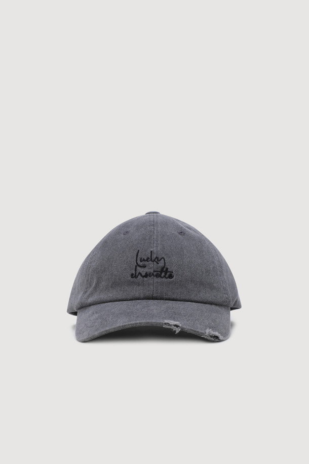 [Re-Order] 빈티지 레터링 워싱 볼 캡 (그레이)는 캐주얼하고 빈티지한 스타일을 연출하는 공용 볼캡입니다. 부드러운 면 소재로 제작되어 편안한 착용감을 선사하며, 봄, 여름, 가을 계절에 착용하기 좋습니다. 챙 넓이가 일반적이며, 앞면에는 럭키 레터링 자수, 워싱 처리, 후면에는 사이즈 조절 버클 디테일이 있습니다. 동네 마실룩이나 산책룩에 매치하여 스타일리시함을 더해보세요.
