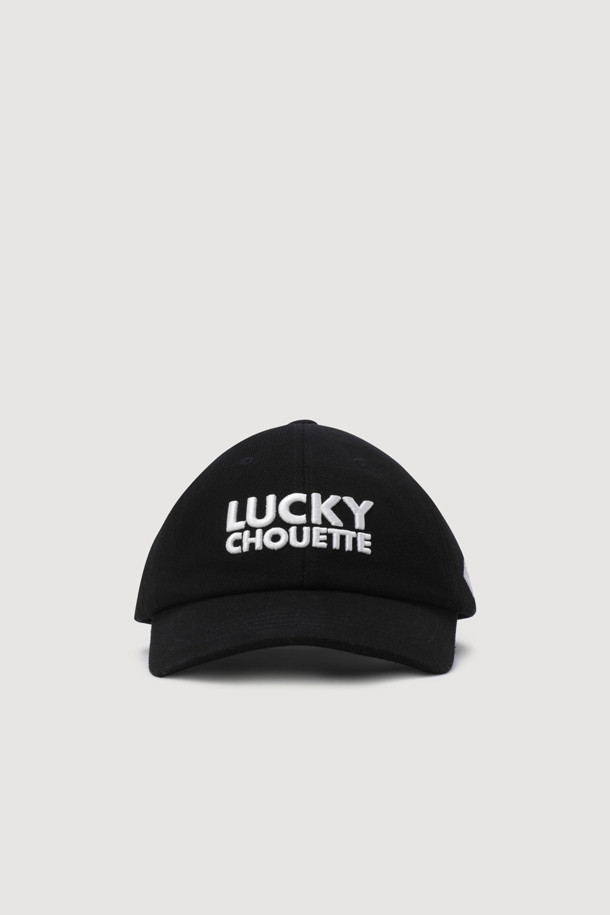 [Re-Order] 레터링 자수 볼캡은 일상, 산책룩, 여행룩 등 다양한 TPO에 활용 가능한 볼캡입니다. 캐주얼, 미니멀, 클래식 스타일을 즐겨 입는 분들께 추천하며, 부드러운 촉감의 면 소재로 제작되어 편안한 착용감을 선사합니다. 모자 앞면에는 레터링 자수가, 측면에는 엠블럼 자수가 놓여 세련된 디자인을 완성합니다. 고밀도 10수 트윌 소재를 사용하여 튼튼하며, 후면 사이즈 조절 버클로 편리하게 핏을 조절할 수 있습니다. 블랙 색상으로 어떤 스타일에도 쉽게 매치할 수 있는 데일리 아이템입니다.
