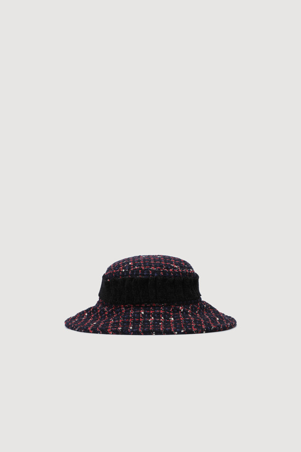 A-String Point(A 스트링 포인트) 트위드 버킷 햇(네이비)은 럭키슈에뜨 체크 패턴의 트위드 소재와 울 50% 함유로 제작되어 가을, 겨울철 따뜻함과 스타일을 동시에 잡을 수 있는 모자입니다. 넓은 챙과 니트 끈 디테일이 특징이며, 아틀리에 라벨로 포인트를 더했습니다. 클래식, 스트리트, 캐주얼 스타일을 아우르며, 겨울 데일리룩, 모임룩, 카페룩 등 다양한 TPO에 활용하기 좋습니다. 올뜯김 및 필링에 주의하여 착용하면 오랫동안 멋을 유지할 수 있습니다.
