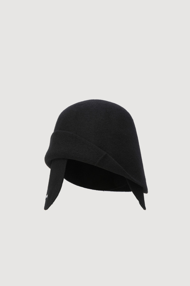 A-Felt 이어머프 햇(블랙)은 부드러운 펠트 소재로 제작되어 포근한 착용감을 선사하는 벙거지 모자입니다. 깊은 모자 깊이와 중간 챙 넓이로 안정적인 핏을 제공하며, 귀도리와 라벨 장식이 디자인 포인트입니다. 무지 디자인에 두꺼운 두께감으로 보온성을 높여 겨울철 데일리룩과 산책룩에 활용하기 좋습니다. 캐주얼, 클래식, 미니멀 스타일을 모두 아우르는 프리사이즈의 가벼운 모자로 편안하게 착용할 수 있습니다.
