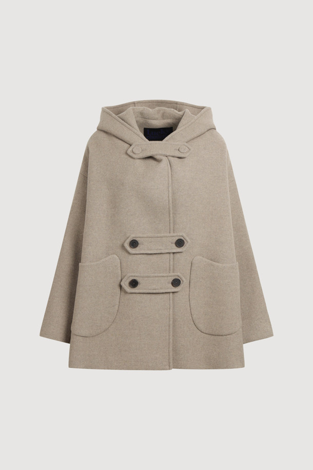 후드 스트랩 포인트 하프 코트는 부드러운 울과 캐시미어 혼방 소재로 제작되어 가을, 겨울 시즌 따뜻하게 착용할 수 있는 여성용 코트입니다. 베이지 컬러의 무지 디자인으로, 캐주얼, 클래식, 미니멀한 스타일 모두 소화 가능하며 일상, 산책, 카페 등 다양한 TPO에 활용할 수 있습니다. 오버핏의 하프 기장으로 편안한 착용감을 선사하며, 와이드 후드, 비죠 장식, 아웃포켓 디테일이 특징입니다. 버튼 여밈 방식과 긴 소매 기장으로 보온성을 높였으며, 부드러운 촉감으로 편안하게 즐길 수 있습니다.
