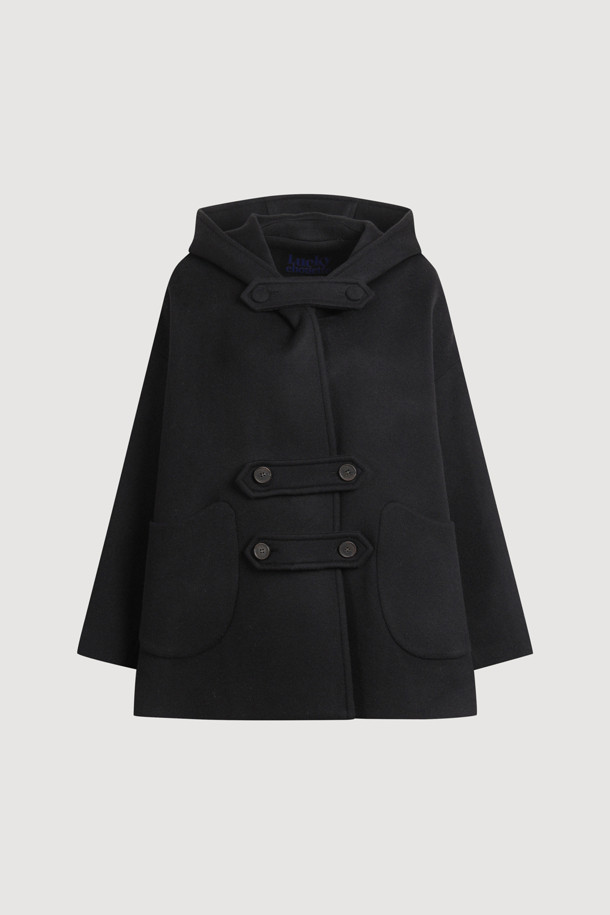 후드 스트랩 포인트 하프 코트는 부드러운 울과 캐시미어 혼방 소재로 제작되어 가을, 겨울 시즌에 착용하기 좋은 여성용 코트입니다. 캐주얼하고 미니멀한 스타일을 연출하며, 무지 패턴의 블랙 컬러로 어떤 룩에도 쉽게 매치할 수 있습니다. 오버핏 디자인에 와이드 후드, 비죠 장식 여밈, 양옆 아웃포켓 디테일이 더해져 실용성과 디자인을 모두 갖췄습니다. 하프 기장의 넉넉한 핏으로 겨울 데일리룩, 쇼핑룩, 카페룩 등 다양한 TPO에 활용할 수 있으며, 클래식한 무드까지 더했습니다.
