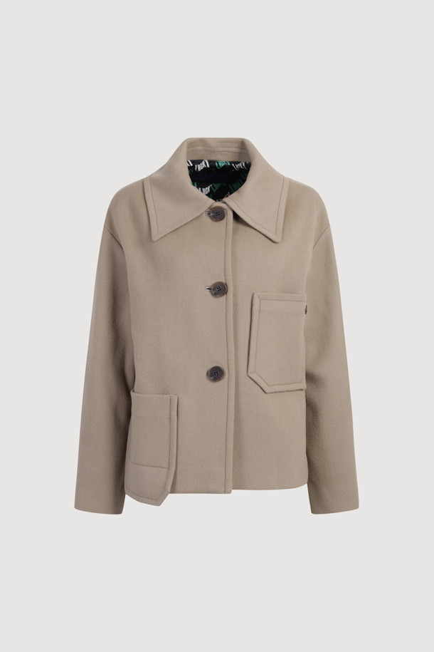 베이직한 디자인과 부드러운 촉감이 돋보이는 울 하프 코트입니다. 가을, 겨울 시즌 여성 의류로, 미니멀하고 시크한 스타일을 연출하기 좋습니다. 레귤러핏으로 제작되었으며, 하프 기장과 긴 소매가 특징입니다. 가슴 포켓과 사이드 포켓이 있어 실용성을 더했으며, 버튼 여밈 방식으로 편안하게 착용할 수 있습니다. 겨울 데일리룩, 출근룩, 오피스룩 등 다양한 TPO에 활용하여 클래식한 분위기를 완성해보세요.
