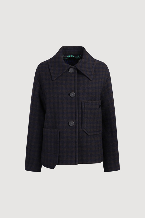 차분하고 세련된 무드의 울 하프 코트입니다. 블랙 컬러에 클래식한 체크 패턴이 돋보이며, 베이직한 디자인으로 유행을 타지 않아 오랫동안 즐겨 입을 수 있습니다. 가을, 겨울 시즌에 적합하며, 두꺼운 울 소재로 제작되어 따뜻함을 선사합니다. 출근룩, 오피스룩, 겨울 데일리룩 등 다양한 TPO에 활용 가능하며, 레귤러핏으로 편안한 착용감을 제공합니다. 하프 기장의 코트로, 가슴 포켓과 사이드 포켓 디테일로 실용성을 더했습니다.
