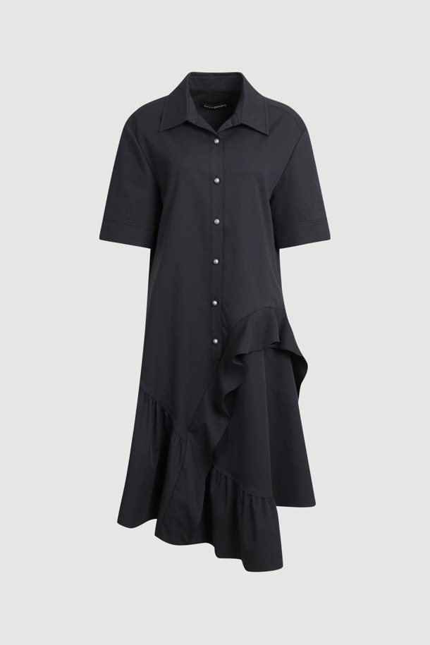 프릴 포인트 드레스 (라이트 블랙)는 우아한 스타일을 연출하는 여성용 원피스입니다. 봄, 여름에 어울리는 A라인 핏과 하프 소매 기장으로 시원하고 편안하게 착용할 수 있습니다. 스탠드 칼라와 버튼 여밈, 프릴 디테일이 더해져 로맨틱하고 클래식한 분위기를 자아냅니다. 데이트룩, 카페룩, 모임룩 등 다양한 TPO에 활용하기 좋으며, 루즈핏으로 편안한 착용감을 선사합니다. 라이트 블랙 컬러의 무지 패턴으로 어떤 스타일에도 쉽게 매치할 수 있습니다.
