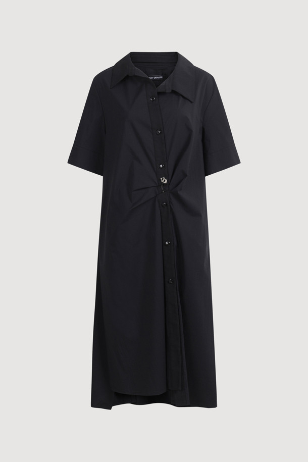 하프 슬리브 셔츠 원피스는 미니멀하고 베이직한 스타일의 여성용 원피스입니다. 봄, 여름 계절에 어울리며, 블랙 컬러의 무지 디자인으로 제작되었습니다. 셔츠 칼라와 반소매 기장으로 단정함을 더하고, 루즈핏과 A라인 치마핏으로 편안한 착용감을 선사합니다. 중앙 플리츠 주름, 넥라인 뒷면 트임, 언밸런스 버튼 디자인, 양옆 포켓, 턴업 소매, 뒷면 하단 중앙 슬릿 등의 디테일이 돋보입니다. 데이트룩, 카페룩, 캐주얼, 클래식 스타일을 연출하기 좋습니다.
