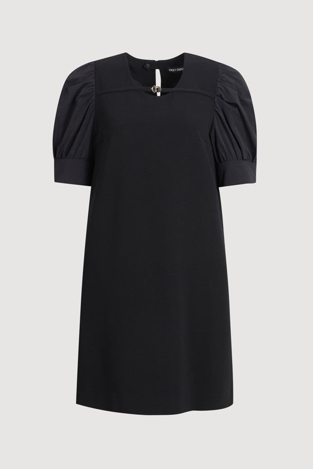 Puff Block 메탈 심볼 드레스 (다크 블랙)는 모던한 스타일의 여성 미니 원피스입니다. 다크 블랙 컬러의 무지 디자인으로, 사계절 내내 활용 가능합니다. 라운드넥 디자인에 배색 퍼프 소매가 특징이며, 메탈 심볼 디테일이 세련된 포인트를 더합니다. 뒷면 넥 라인 스냅 버튼과 지퍼 여밈으로 편안한 착용감을 선사하며, 양옆 포켓으로 실용성을 높였습니다. 데이트룩, 모임룩, 카페룩 등 다양한 TPO에 클래식, 미니멀, 시크한 스타일로 연출해보세요.
