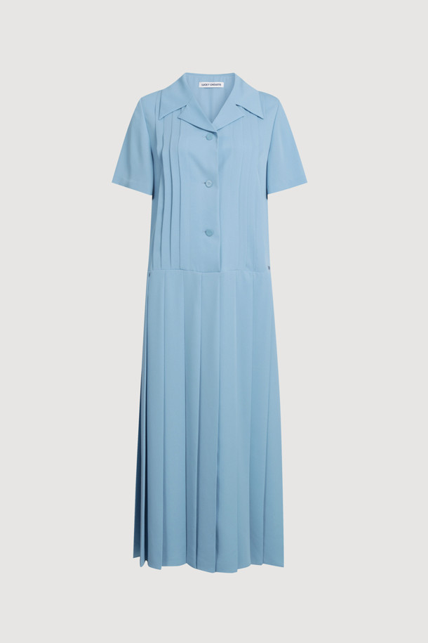 3 버튼 플리츠 드레스 (블루)는 클래식하고 미니멀한 스타일을 추구하는 여성 고객을 위한 플리츠 원피스입니다. 테일러드 네크라인과 3버튼 여밈, 요크 디테일이 특징이며, 일자핏의 롱 기장으로 디자인되었습니다. 봄, 여름 시즌에 어울리는 반소매 디자인이며, 데이트룩, 카페룩, 모임룩 등 다양한 TPO에 활용할 수 있습니다. 차분한 블루 컬러의 무지 원피스로, 세련된 분위기를 연출합니다.
