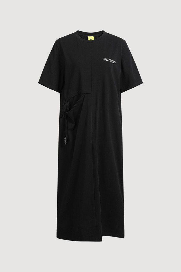 리본 롱 저지 반소매 원피스는 캐주얼한 스타일을 추구하는 여성분을 위한 아이템입니다. 부드러운 면 소재로 제작되어 봄, 여름 시즌에 편안하게 착용할 수 있습니다. 무지 블랙 컬러에 정면과 후면에 리본 디테일이 더해져 여성스러운 포인트를 줍니다. 레귤러핏으로 편안한 착용감을 선사하며, 사이드 포켓이 있어 실용성까지 갖추었습니다. 동네 마실룩, 데이트룩 등 다양한 TPO에 활용 가능하며, 미니멀, 클래식한 스타일을 연출하기 좋습니다.
