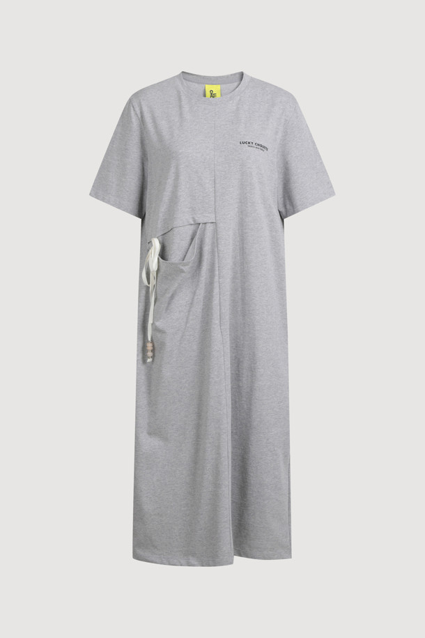 리본 롱 저지 반소매 원피스는 부드러운 면 소재의 H라인 롱 원피스입니다. 캐주얼한 무드의 그레이 컬러 무지 디자인으로, 봄, 여름 계절에 시원하게 착용하기 좋습니다. 라운드넥에 반소매 기장이며, 리본 디테일이 여성스러움을 더합니다. 동네 마실룩, 산책룩, 여행룩 등 다양한 TPO에 어울리는 활용도 높은 아이템입니다. 사이드 포켓이 있어 실용성을 높였으며, 아울렛 전용 제품으로 만나보실 수 있습니다.
