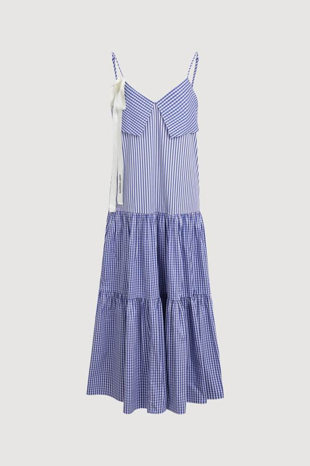 블루 컬러의 스트라이프와 체크 패턴이 혼합된 슬리브리스 드레스입니다. 사랑스러운 무드의 플레어 치마 디자인으로, 어깨 스트랩 길이 조절이 가능하여 편안하게 착용할 수 있습니다. 스퀘어넥 라인과 리본 디테일이 여성스러운 포인트를 더합니다. 데이트룩, 카페룩, 휴가룩 등 다양한 TPO에 로맨틱, 리조트, 걸리시 스타일을 연출하기 좋습니다. 여름 시즌에 어울리는 민소매 디자인으로 시원하게 즐길 수 있으며, 티어드 치마핏이 경쾌함을 더합니다.
