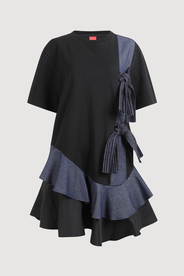 데님 소재에 밑단 러플 디테일이 여성스러운 "타이드 데님 블록 미디 드레스"입니다. 블랙과 데님블루 두 가지 색상으로 만나보실 수 있으며, 데이트룩, 카페룩, 여행룩 등 다양한 TPO에 활용하기 좋습니다. 캐주얼, 로맨틱, 미니멀 스타일을 즐기는 여성분들께 추천하며, 코튼과 데님 우븐 소재 믹스로 부드러운 촉감을 선사합니다. 립 넥 라인과 스트랩 디테일, 양옆 포켓으로 디자인뿐만 아니라 실용성까지 갖춘 민소매 미디 원피스입니다.
