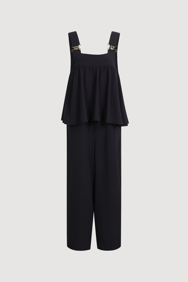 레이어드 오버롤 점프수트 (블랙)는 여성스러운 매력을 강조하는 데이트룩, 카페룩, 휴가룩에 어울리는 아이템입니다. 시크하고 미니멀한, 그리고 로맨틱한 스타일을 연출할 수 있습니다. 어깨 스트랩 디자인과 상단 레이어드 디테일로 세련된 느낌을 더하며, 이너 레이어드하여 다양한 스타일을 시도할 수 있습니다. 실키한 촉감과 무지 패턴, 블랙 컬러가 어우러져 고급스러운 분위기를 자아냅니다. 골드 엠블럼 메탈 장식이 포인트로 더해져, 특별한 날 당신의 스타일을 완성해 줄 것입니다.
