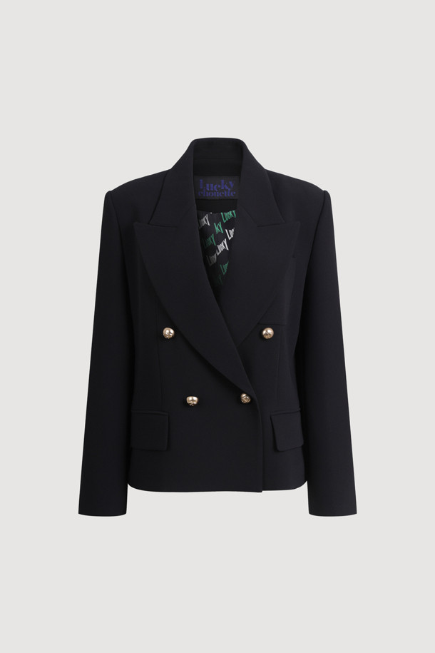 로고 더블 버튼 재킷은 여성 고객을 위한 클래식하고 미니멀한 스타일의 자켓입니다. 봄, 가을 시즌에 적합하며, 블랙 컬러의 레귤러 핏으로 제작되었습니다. 더블브레스티드 코트 타입에 어깨 내장캡, 피크드 칼라, 가슴 포켓, 사이드 포켓 디테일이 돋보입니다.  일상, 오피스룩, 출근룩, 모임룩 등 다양한 TPO에 시크하게 연출할 수 있습니다. 긴 소매 기장의 로고 패턴 자켓으로 세련된 스타일을 완성해보세요.
