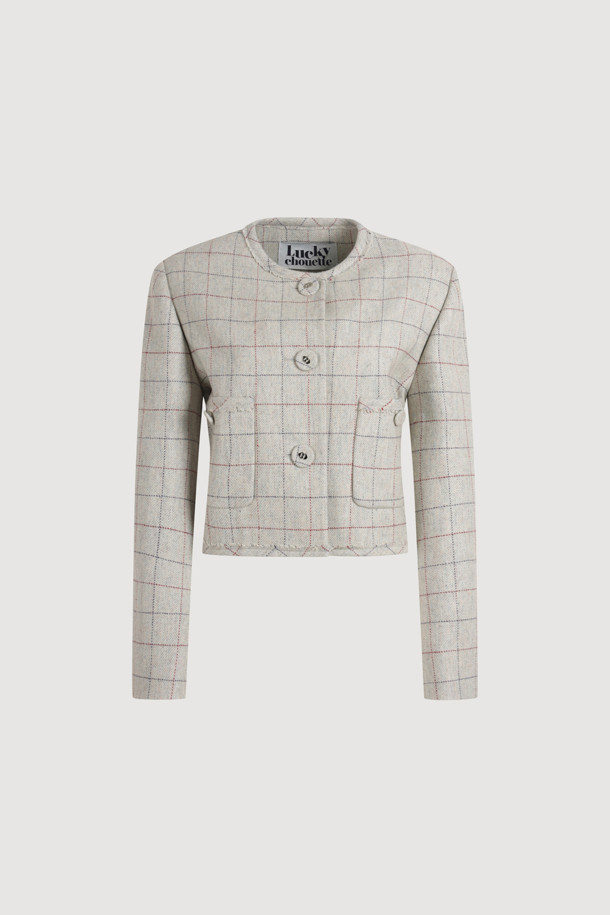 프린지 디테일 체크 재킷은 가을, 겨울 시즌에 어울리는 캐주얼 스타일의 여성 자켓입니다. 부드러운 울 소재와 레귤러핏으로 편안한 착용감을 선사하며, 라운드넥과 어깨 패드가 내장되어 세련된 실루엣을 연출합니다. 그레이 컬러의 체크 패턴이 돋보이며, 양옆 패치 포켓과 프린지 디테일이 포인트로 더해져 데이트룩, 겨울 데일리룩 등 다채로운 스타일링에 활용하기 좋습니다. 로고 버튼과 긴 소매, 크롭 기장 디자인으로 캐주얼, 클래식, 미니멀한 무드를 동시에 즐길 수 있습니다.
