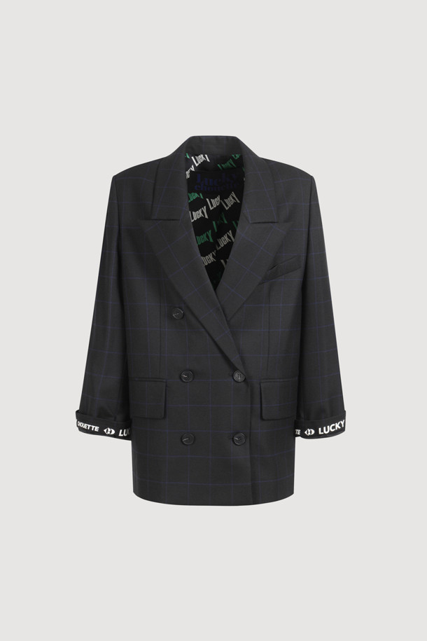 윈도우페인 체크 더블 재킷은 모던 스타일을 추구하는 당신을 위한 환절기 필수 아이템입니다. 울 소재로 제작되어 고급스러운 착용감을 선사하며, 오버핏으로 편안한 착용감을 제공합니다. 블랙 컬러의 윈도우페인 체크 패턴이 세련된 분위기를 연출하며, 피크드 라펠과 플랩 포켓, 소맷단 로고 테이프 등의 디테일이 돋보입니다. 더블 버튼 여밈 방식으로 클래식한 멋을 더했으며, 오피스룩, 비즈니스 캐주얼, 모임룩 등 다양한 TPO에 활용하기 좋습니다. 미니멀하고 시크한 스타일을 완성해보세요.
