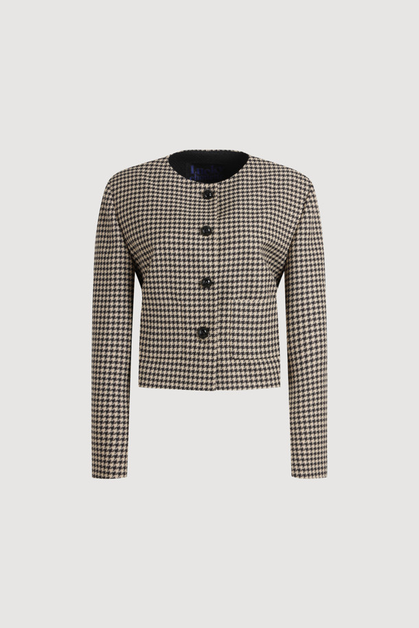 하운드 투스 체크 라운드넥 재킷은 블랙과 화이트 컬러의 조화가 돋보이는 아우터입니다. 미니멀하고 클래식한 스타일을 추구하는 분들을 위해 디자인되었으며, 봄, 가을 시즌에 적합합니다. 라운드넥 디자인에 어깨 패드, 심볼 버튼, 미니 패치 포켓 디테일이 더해져 시크한 무드를 선사합니다. 크롭 기장과 레귤러핏으로, 데이트룩, 오피스룩, 모임룩 등 다양한 TPO에 활용하기 좋습니다. 긴 소매와 하운드투스 체크 패턴이 특징이며, 버튼으로 여밈 방식을 조절할 수 있습니다.
