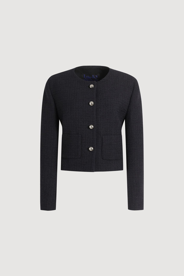 세련된 분위기를 연출하는 블랙 컬러의 트위드 라운드넥 재킷입니다. 여성스러움을 강조하는 레귤러핏 크롭 기장으로, 봄, 가을 시즌에 적합합니다. 포멀, 캐주얼 스타일 모두 소화 가능하며, 어깨 패드와 심볼 버튼, 양옆 미니 패치 포켓 디테일로 포인트를 더했습니다. 오피스룩, 모임룩, 데이트룩 등 다양한 TPO에 활용하여 클래식, 미니멀, 캐주얼 무드를 연출해보세요. 조직감 있는 트위드 소재로 고급스러운 느낌을 선사하며, 긴 소매 디자인으로 더욱 세련된 룩을 완성합니다.
