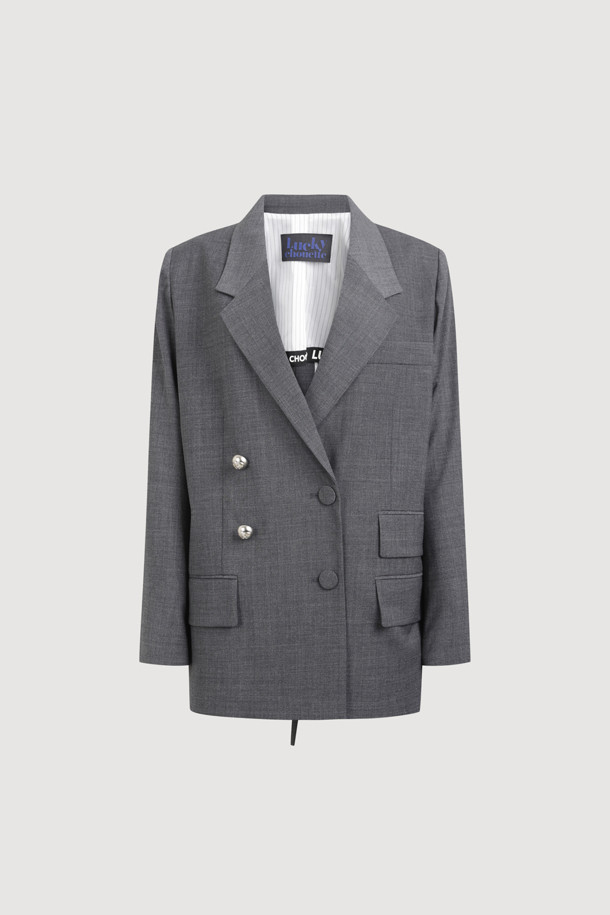 세련된 무드의 여성용 백 슬릿 재킷입니다. 클래식하고 모던한 스타일을 연출하며, 오피스룩, 출근룩, 모임룩 등 다양한 TPO에 활용하기 좋습니다. 부드러운 울 소재로 제작되어 간절기 시즌에 적합하며, 레귤러 핏과 긴 소매 기장으로 편안한 착용감을 선사합니다. 그레이 컬러의 무지 디자인에 테일러드 코트 타입, 버튼 여밈 방식으로 깔끔함을 더했으며, 백 슬릿과 스트랩 디테일이 특징입니다.
