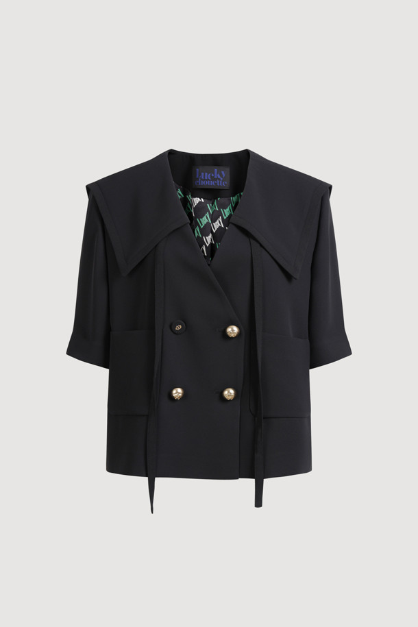 세일러 더블 버튼 재킷은 여성스러운 실루엣을 강조하는 블랙 컬러의 크롭 기장 자켓입니다. 클래식하고 포멀한 스타일을 연출하며, 봄, 여름 시즌에 적합합니다. 와이드 세일러 칼라와 브이넥 쉐입, 스트랩 디테일이 특징이며, 뒷면 요크선 셔링으로 여성스러운 라인을 더했습니다. 레귤러핏 디자인에 반소매 기장, 더블 버튼 여밈 방식으로 시크한 매력을 더했습니다. 데이트룩, 오피스룩, 모임룩 등 다양한 TPO에 미니멀하고 시크한 스타일을 연출해보세요.
