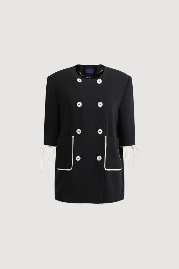 블랙 컬러의 더블 버튼 파이핑 재킷입니다. 미니멀하고 캐주얼한 무드로, 봄, 여름에 시원하게 착용하기 좋습니다. 칼라리스 디자인에 크롭 기장과 반소매 소매가 특징이며, 레귤러핏으로 편안하게 착용 가능합니다. 파이핑 디테일과 사이드 포켓, 뒷면 슬릿이 돋보이는 디자인으로, 데이트룩 또는 카페룩에 적합합니다. 얇은 두께감으로 시원하게 즐길 수 있으며, 다양한 스타일을 연출하기 좋습니다.
